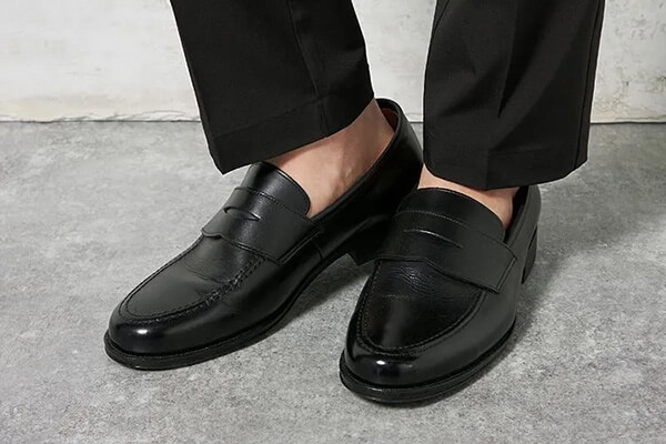 【シューズ】ローファーやレザースニーカーがおすすめ