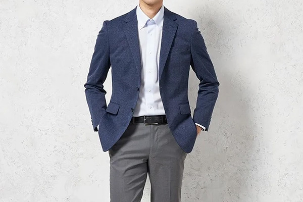 シャツ×ジャケットのオフィスカジュアルコーデ