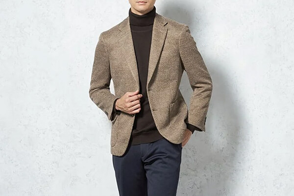 ジャケット×タートルネックのメンズオフィスカジュアルコーデ