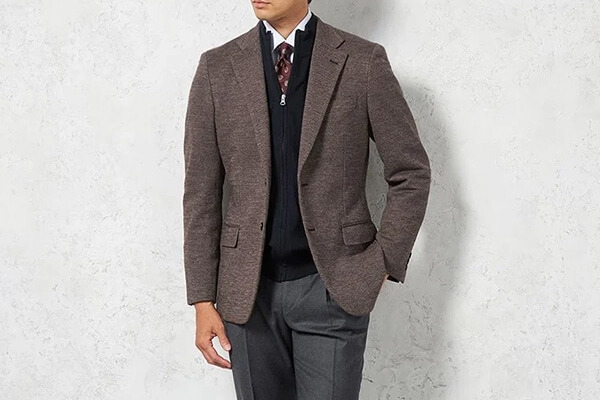 スーツ×フルジップセーターのコーディネート