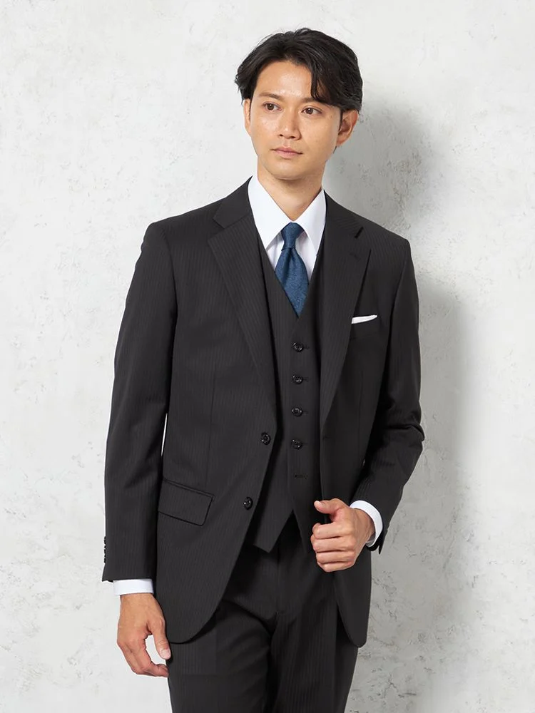 【光沢仕上げ】スリーピーススーツ2つボタンストレッチ【セレモニー】ブラックシャドウストライプYUMIKATSURA通年